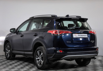 Подержанный автомобиль Toyota RAV4 2017 года (7 фото)
