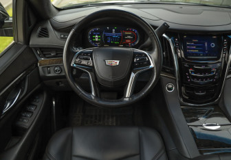 Подержанный автомобиль Cadillac Escalade Suv 2016 года (12 фото)