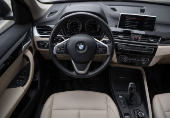 Подержанный автомобиль BMW X1 2021 года (11 фото)