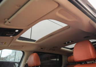 Подержанный автомобиль Kia Carnival 2024 года (31 фото)