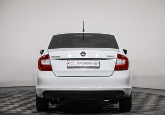 Подержанный автомобиль Skoda Rapid Liftback 2014 года (6 фото)