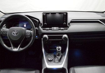 Подержанный автомобиль Toyota RAV4 2021 года (14 фото)