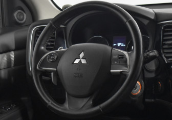 Подержанный автомобиль Mitsubishi Outlander 2014 года (14 фото)