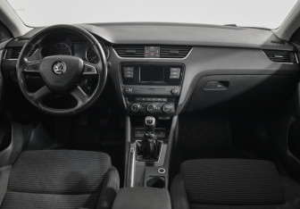 Подержанный автомобиль Skoda Octavia Liftback 2015 года (13 фото)