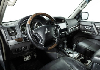 Подержанный автомобиль Mitsubishi Pajero 2008 года (11 фото)
