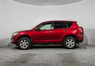 Подержанный автомобиль Toyota RAV4 2010 года (8 фото)