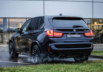 Подержанный автомобиль BMW X5 M 2015 года (7 фото)