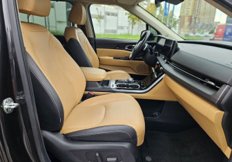 Подержанный автомобиль Kia Carnival 2020 года (10 фото)
