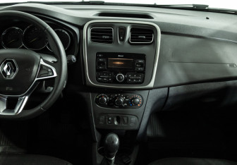 Подержанный автомобиль Renault Sandero 2020 года (14 фото)