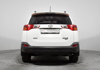 Подержанный автомобиль Toyota RAV4 2015 года (6 фото)