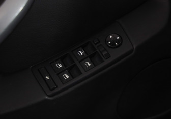 Подержанный автомобиль BMW X5 2005 года (18 фото)