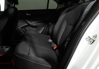 Подержанный автомобиль Skoda Rapid Liftback 2014 года (10 фото)