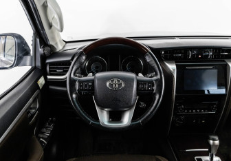 Подержанный автомобиль Toyota Fortuner 2018 года (13 фото)