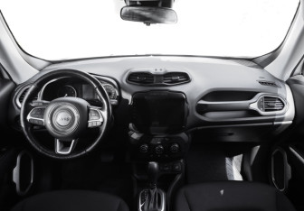 Подержанный автомобиль Jeep Renegade 2018 года (10 фото)