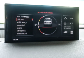 Подержанный автомобиль Audi Q7 2015 года (44 фото)