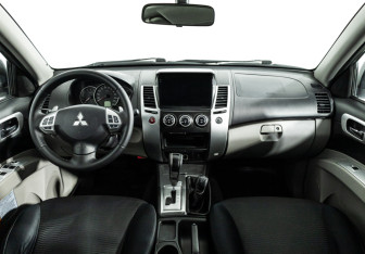 Подержанный автомобиль Mitsubishi Pajero Sport 2013 года (13 фото)