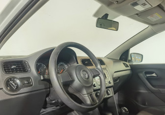 Подержанный автомобиль Volkswagen Polo Sedan 2014 года (12 фото)