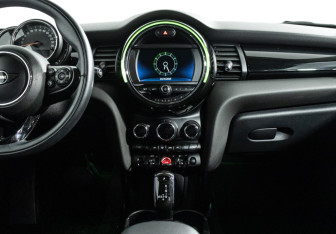 Подержанный автомобиль MINI Hatch 2018 года (14 фото)