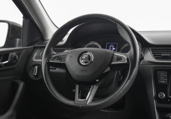 Подержанный автомобиль Skoda Rapid Liftback 2018 года (14 фото)