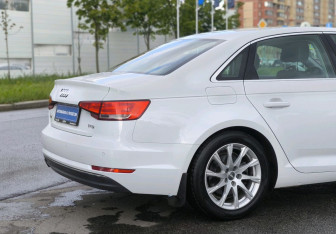 Подержанный автомобиль Audi A4 Sedan 2015 года (7 фото)