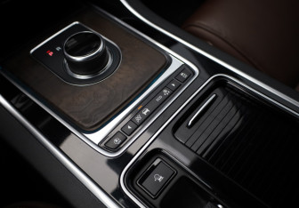 Подержанный автомобиль Jaguar XF Sedan 2017 года (16 фото)