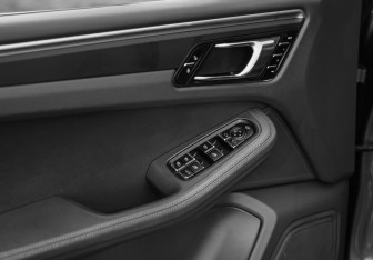 Подержанный автомобиль Porsche Macan 2018 года (22 фото)