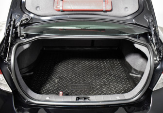 Подержанный автомобиль Volvo S40 2012 года (18 фото)