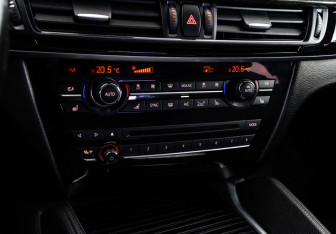 Подержанный автомобиль BMW X6 2015 года (20 фото)