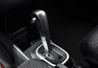 Подержанный автомобиль Nissan Tiida Hatchback 2011 года (11 фото)