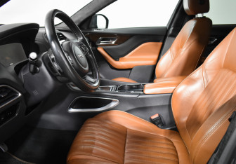 Подержанный автомобиль Jaguar F-Pace 2016 года (10 фото)