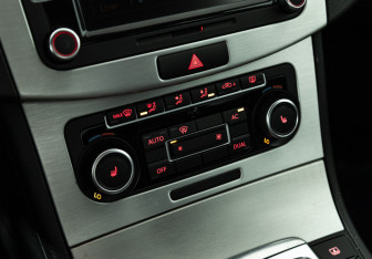 Подержанный автомобиль Volkswagen Passat Sedan 2011 года (15 фото)