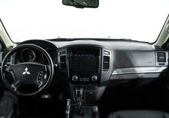 Подержанный автомобиль Mitsubishi Pajero 2015 года (13 фото)