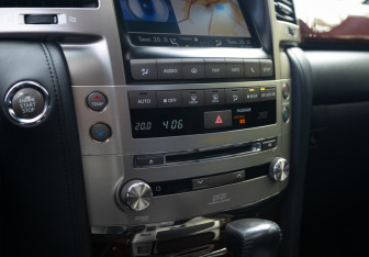 Подержанный автомобиль Lexus LX 2014 года (34 фото)