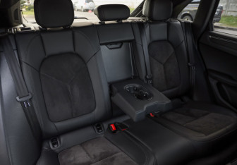 Подержанный автомобиль Porsche Macan 2020 года (27 фото)