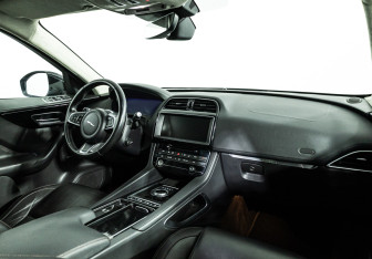 Подержанный автомобиль Jaguar F-Pace 2019 года (9 фото)
