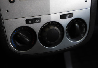 Подержанный автомобиль Opel Corsa 2011 года (15 фото)