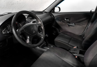 Подержанный автомобиль Mitsubishi Carisma Sedan 2003 года (9 фото)