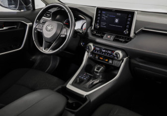 Подержанный автомобиль Toyota RAV4 2020 года (9 фото)