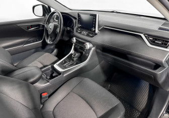 Подержанный автомобиль Toyota RAV4 2021 года (13 фото)