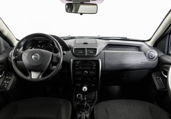 Подержанный автомобиль Nissan Terrano 2017 года (10 фото)