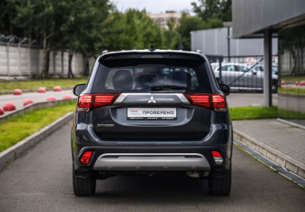 Подержанный автомобиль Mitsubishi Outlander 2021 года (7 фото)