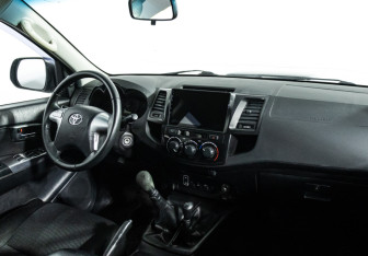 Подержанный автомобиль Toyota Hilux 2014 года (9 фото)