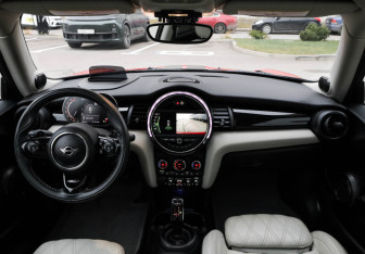 Подержанный автомобиль MINI Hatch 2019 года (11 фото)
