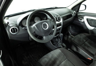 Подержанный автомобиль Renault Sandero 2013 года (11 фото)