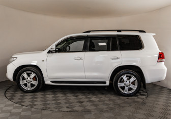 Подержанный автомобиль Toyota Land Cruiser Suv 2011 года (8 фото)