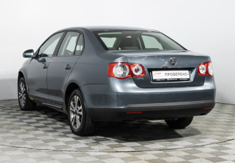 Подержанный автомобиль Volkswagen Jetta Sedan 2009 года (7 фото)