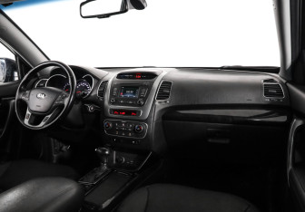 Подержанный автомобиль Kia Sorento 2015 года (9 фото)