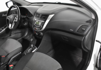 Подержанный автомобиль Hyundai Solaris Hatchback 2014 года (12 фото)