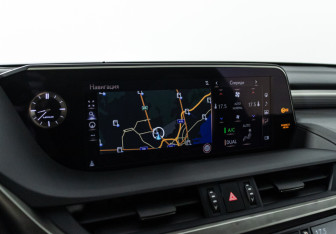 Подержанный автомобиль Lexus ES 2019 года (19 фото)