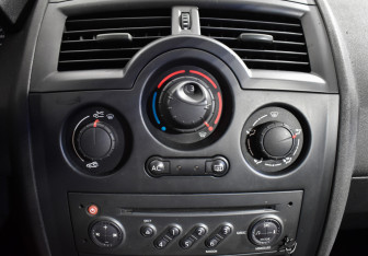 Подержанный автомобиль Renault Megane Sedan 2006 года (15 фото)